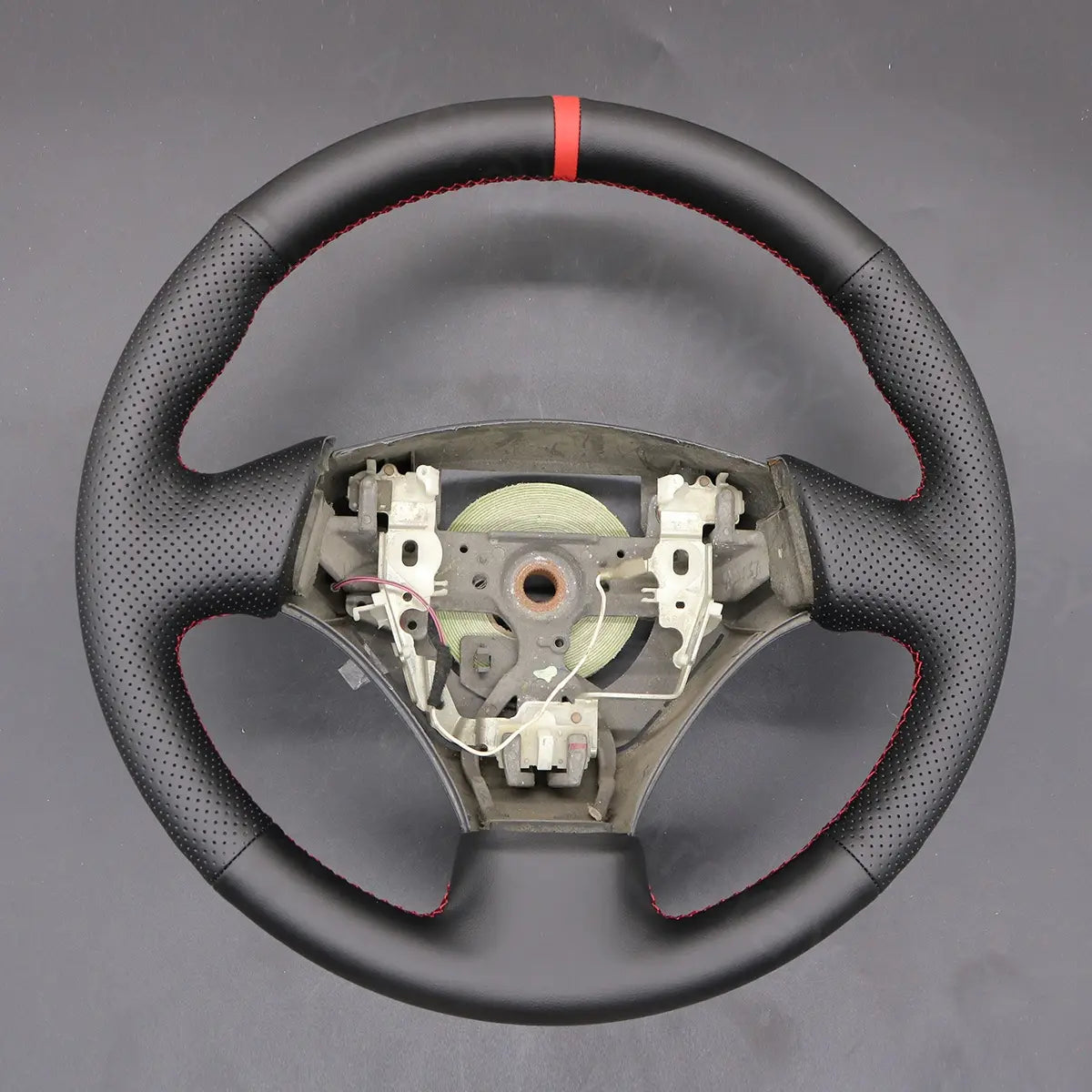 ArcYaY Custom steering wheel cover for Toyota Corolla Verso (2002-2004). Tailored fit for added comfort and style.