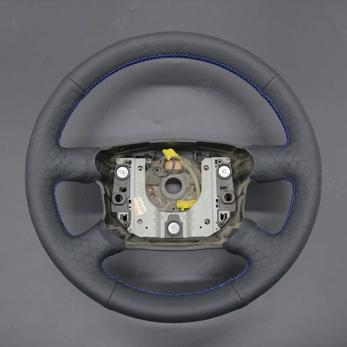 Tailored steering wheel cover for Volkswagen Jetta, Bora (1998-2005). Perfect fit, luxury, and comfort for your ride.